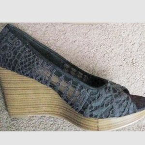 Woman's wedge shoes Sz 11